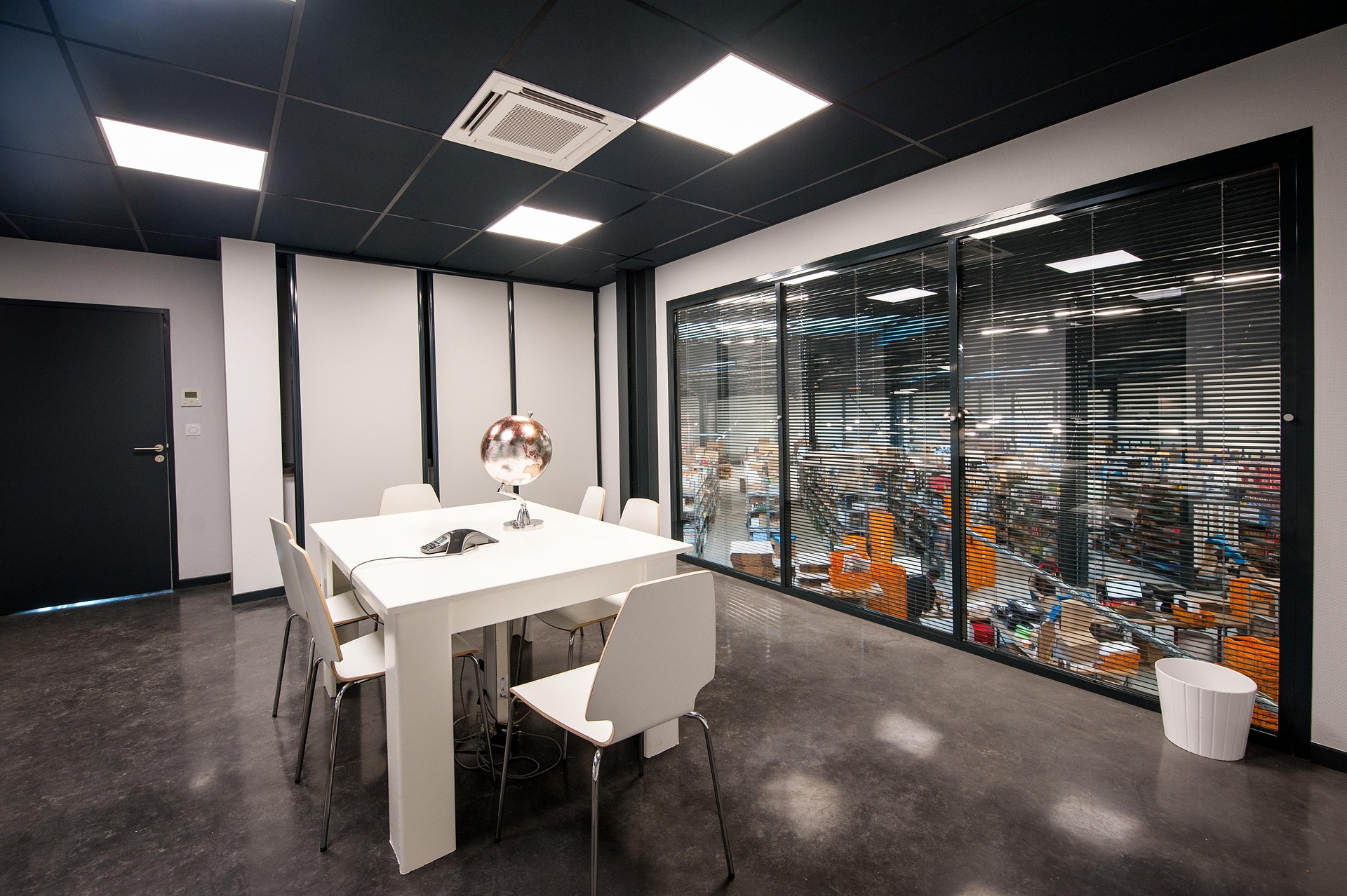 Pracownik w okularach biurowych przy dwóch monitorach w open space 70 cm, brak odbić na soczewkach dzięki powłoce antyrefleks premium