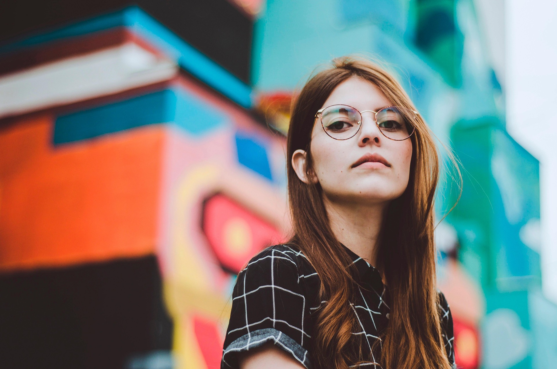 Okulary z powłoką antyrefleks premium na biurku obok monitora, brak jasnych odbić na soczewkach