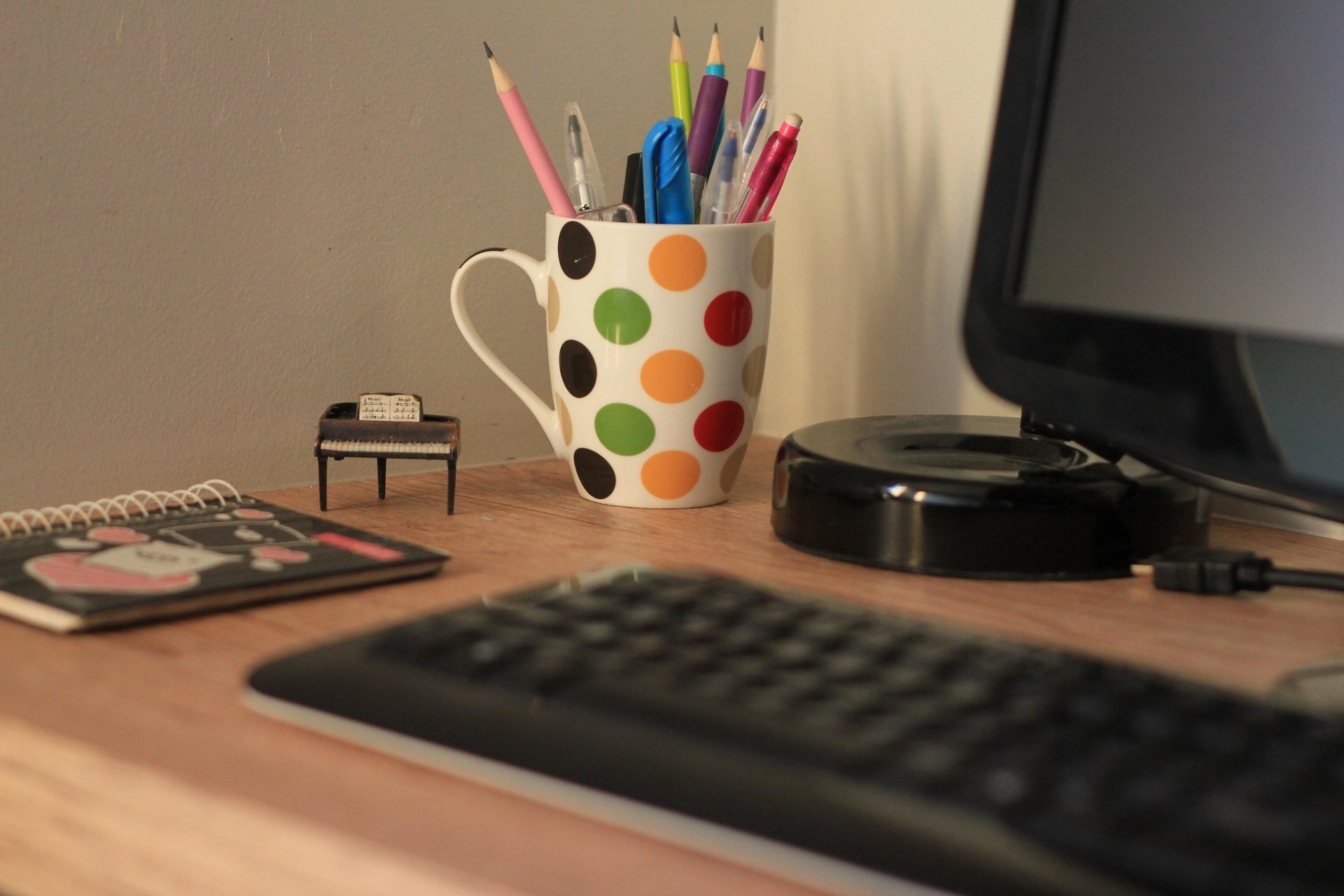 Biurko z monitorem ustawionym 70 cm od oczu, użytkownik w okularach biurowych z powłoką antyrefleks premium, spokojny obraz bez olśnień